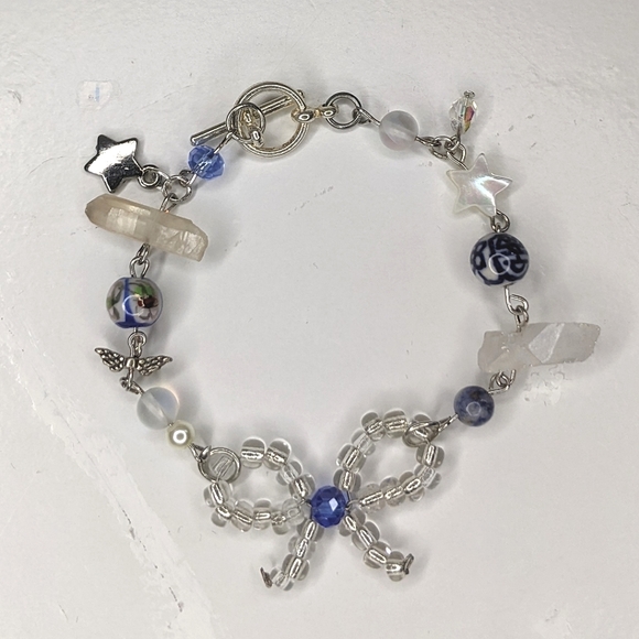 Bracelet with wire beaded bow and blue colored beads. Handmade by me. - Picture 2 of 4